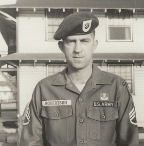 Cựu binh Robertson năm 1966 được x&aacute;c nhận l&agrave; đ&atilde; chết năm 1968 sau khi m&aacute;y bay bị bắn rơi.