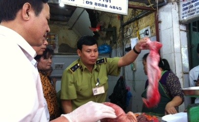 Số thịt bẩn, kh&ocirc;ng r&otilde; nguồn gốc bị lực lượng chức năng ph&aacute;t hiện
