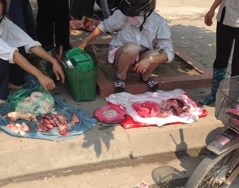 B&agrave;y b&aacute;n thịt ở vỉa h&egrave;