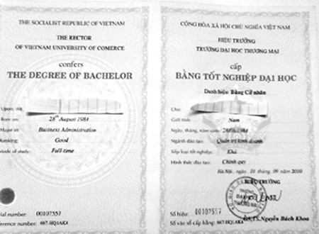 Bằng giả m&agrave; T gửi cho PV xem trước