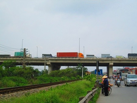 Đ&aacute;ng ra, phải c&oacute; đoạn đường nối từ tr&ecirc;n cầu xuống Quốc lộ 5 m&agrave; kh&ocirc;ng cần cắt qua đường n&agrave;y.