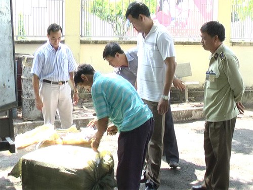 QLTT Đồng Nai kiểm tra số heo sữa kh&ocirc;ng r&otilde; nguồn gốc tr&ecirc;n 2 xe kh&aacute;ch