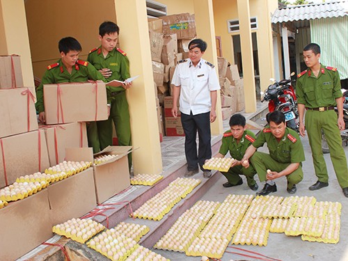 Trứng g&agrave; si&ecirc;u rẻ của Trung Quốc bị thu giữ
