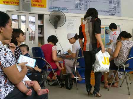 Người d&acirc;n xếp h&agrave;ng đợi ti&ecirc;m chủng tại TTYTDP H&agrave; Nội 
