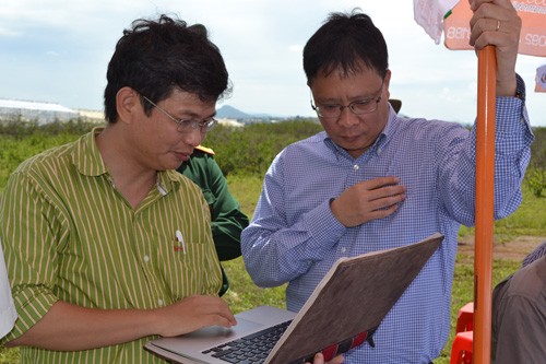 GS. Ch&acirc;u Văn Minh (phải) xem lại h&igrave;nh ảnh do m&aacute;y bay kh&ocirc;ng người l&aacute;i chụp