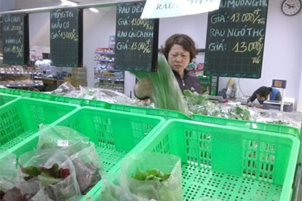 Rau sạch l&egrave;o t&egrave;o tại si&ecirc;u thị Minh Hoa (H&agrave; Nội).