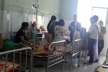 Nhiều bệnh nh&acirc;n ngộ độc do ăn b&aacute;nh m&igrave; đang điều trị tại Bệnh viện Đa khoa Nguyễn Đ&igrave;nh Chiểu trưa 25.5.