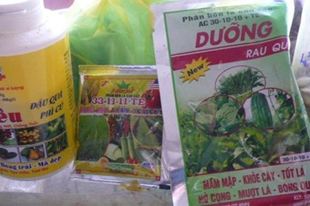 C&aacute;c loại thuốc k&iacute;ch th&iacute;ch trị gi&aacute; 15.000 đồng/lọ dạng dung dịch, 8.000 đồng/g&oacute;i dạng bột