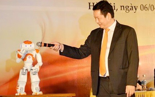 &Ocirc;ng Trương Gia B&igrave;nh v&agrave; ch&uacute; robot smartoshin tại đại hội cổ đ&ocirc;ng FPT vừa qua