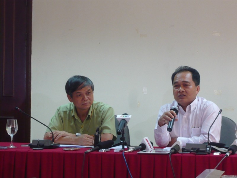 &Ocirc;ng V&otilde; Văn Quyền (phải) v&agrave; &ocirc;ng Đỗ Thanh Lam tại buổi họp b&aacute;o chiều 5/6. Ảnh: Phong Cầm