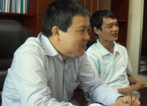 &ocirc;ng Đinh Hường (tr&aacute;i) 