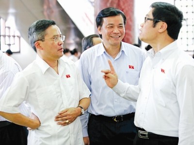 C&aacute;c đại biểu b&ecirc;n h&agrave;nh lang Quốc hội sau khi c&ocirc;ng bố kết quả lấy phiếu t&iacute;n nhiệm. Ảnh: Hồng Vĩnh