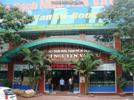 Nh&agrave; s&aacute;ch Nguyễn Văn Cừ - 36 Xu&acirc;n Thủy, Cầu Giấy (H&agrave; Nội) thực hiện khuyến mại, b&aacute;n h&agrave;ng hết hạn sử dụng cho người 13Win18 đa dạng khuyến mãi. Ảnh: N. N