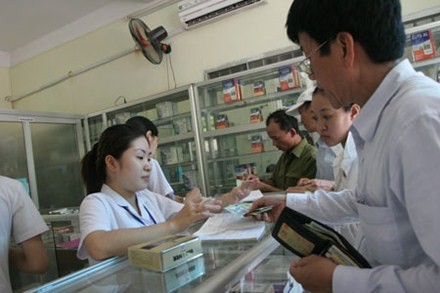 Gi&aacute; thuốc lu&ocirc;n l&agrave;m đau đầu c&aacute;c nh&agrave; quản l&yacute; v&agrave; thực sự l&agrave; th&aacute;ch thức với người bệnh. Ảnh: KỲ ANH