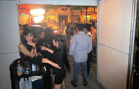 Rời khỏi qu&aacute;n bar. Ảnh: Nguyễn Oanh 