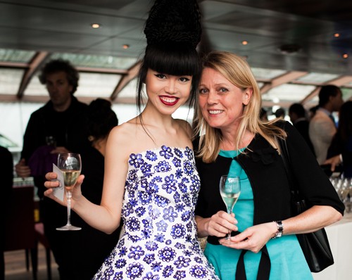 Jessica Minh Anh (tr&aacute;i) v&agrave; Doris Schaefgen, TGĐ kh&aacute;ch sạn Renaissance Paris Arc de Triomph thuộc Tập đo&agrave;n Marriott.