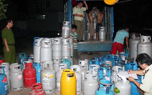 Cơ quan chức năng đ&atilde; tạm giữ to&agrave;n bộ số b&igrave;nh gas để điều tra l&agrave;m r&otilde;