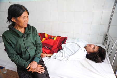 Rơ Mah Hyp được cấp cứu tại bệnh viện.