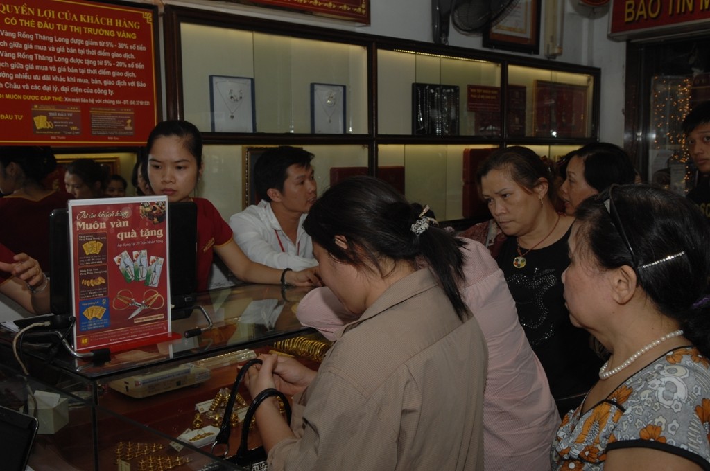 V&agrave;ng giảm gi&aacute; mạnh, người d&acirc;n lại &ugrave;n &ugrave;n đi mua v&agrave;ng&nbsp;<br><div>Ảnh:HT<br></div>