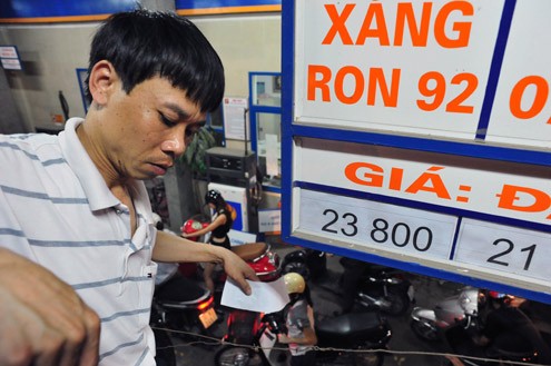 Xăng tăng gi&aacute; th&ecirc;m 400 đồng/l&iacute;t từ tối nay