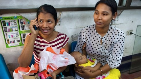 Điện thoại di động vẫn c&ograve;n l&agrave; dịch vụ xa xỉ với người Myanmar. Ảnh: AFP