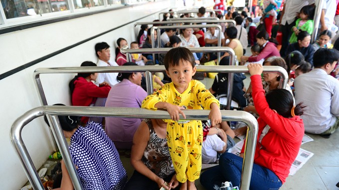 Bệnh nhi v&agrave; th&acirc;n nh&acirc;n chen ch&uacute;c ngồi chờ tới giờ đăng k&yacute; kh&aacute;m bệnh tại Bệnh viện Nhi Đồng 1 TP.HCM 