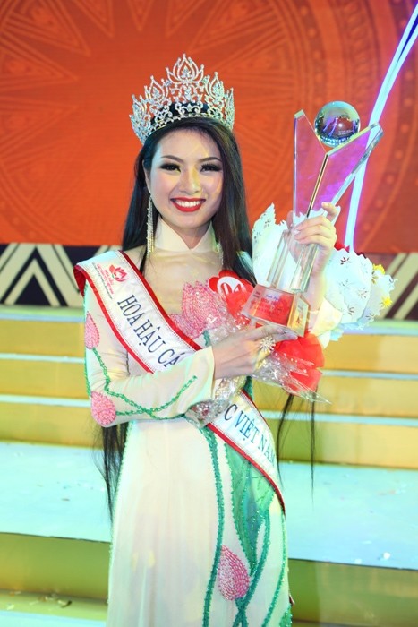 T&acirc;n hoa hậu Nguyễn Thị Ngọc Anh trong đ&ecirc;m đăng quang Hoa hậu c&aacute;c D&acirc;n tộc Việt Nam 2013.