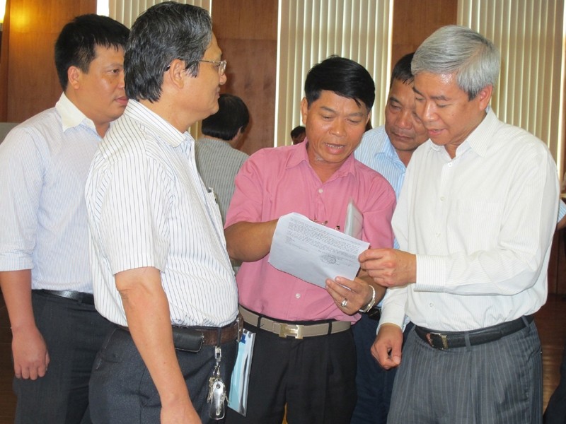 Chủ tịch UBND TP Hải Ph&ograve;ng Dương Anh Điền (b&ecirc;n phải) lắng nghe chủ DN. Ảnh: Phạm Duẩn