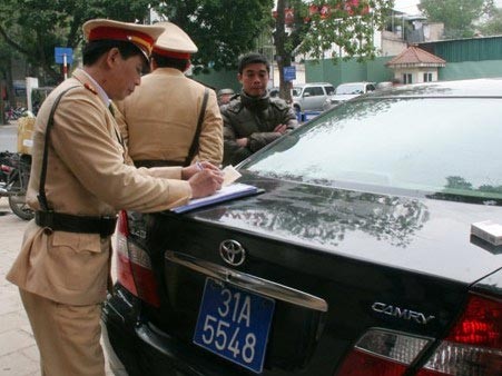Xe biển xanh vi phạm cũng sẽ bị CSGT xử phạt theo đ&uacute;ng quy định