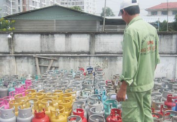Hàng ngàn bình gas sang, chi&ecirc;́t nạp l&acirc;̣u n&ecirc;́u tu&ocirc;̀n ra thị trường sẽ g&acirc;y nguy hi&ecirc;̉m cho người 13Win18 đa dạng khuyến mãi và thi&ecirc;̣t hại cho DN ch&acirc;n chính. Ảnh: Thế Vĩnh