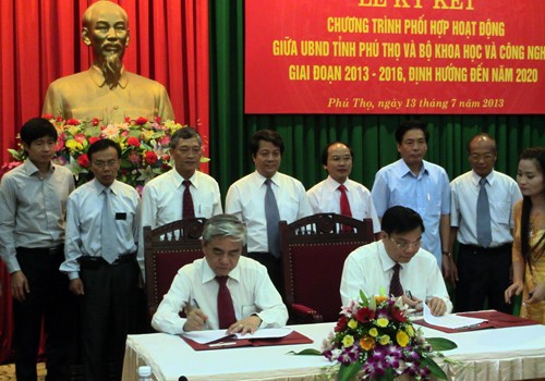 Bộ trưởng Bộ KH&CN Nguyễn Qu&acirc;n v&agrave; Chủ tịch UBND tỉnh Ph&uacute; Thọ Chu Ngọc Anh k&yacute; kết chương tr&igrave;nh phối hợp hoạt động giữa Bộ KH&CN với UBND tỉnh Ph&uacute; Thọ.