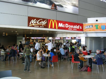 Mỗi ng&agrave;y Mc Donald's phục vụ hơn 40 triệu người tr&ecirc;n to&agrave;n thế giới, doanh thu cỡ 20 triệu đ&ocirc; la.