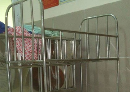 5 trẻ sơ sinh đ&atilde; rơi từ chiếc xe n&agrave;y.