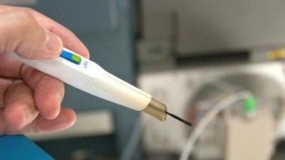 Cận cảnh iKnife tại ph&ograve;ng th&iacute; nghiệm.