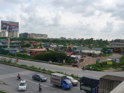 Giữa ma trận giao th&ocirc;ng, mảnh đất 6ha n&agrave;y vẫn định hướng l&agrave;m bến xe. Ảnh: Đức Nam