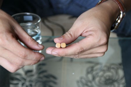 Nếu quan s&aacute;t đầu cuối đũa, sẽ thấy đũa sơn rất b&oacute;ng, kh&ocirc;ng c&oacute; v&acirc;n gỗ tự nhi&ecirc;n.