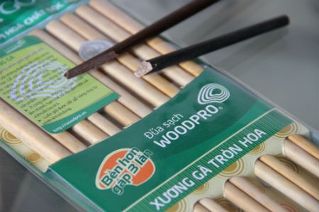 Đặc biệt khi bẻ đũa ra sẽ thấy sự kh&aacute;c biệt r&otilde; r&agrave;ng. Đũa gỗ tự nhi&ecirc;n Woodpro c&oacute; m&agrave;u sắc b&ecirc;n trong v&agrave; b&ecirc;n ngo&agrave;i giống nhau, c&ograve;n đũa sơn th&igrave; kh&aacute;c nhau