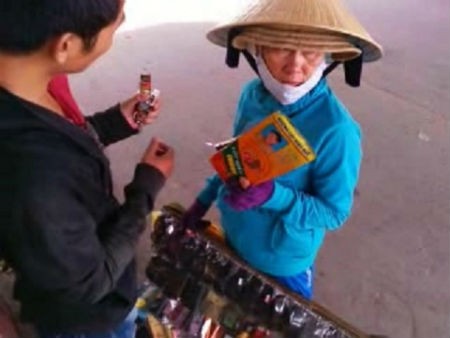 Từ đội qu&acirc;n b&aacute;n h&agrave;ng rong, thuốc k&iacute;ch dục len lỏi khắp con phố S&agrave;i th&agrave;nh