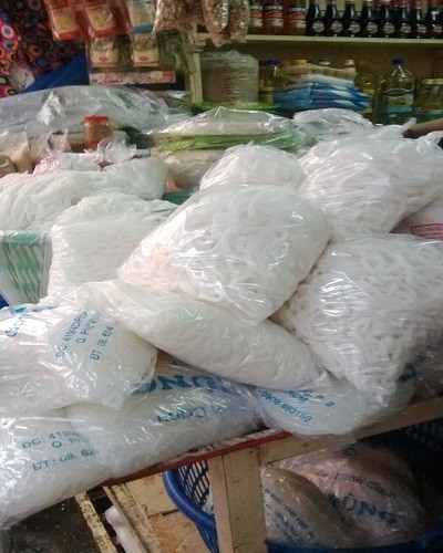 C&aacute;c gian h&agrave;ng b&uacute;n phở vắng vẻ, lượng b&aacute;n ra giảm đến 40-50% từ 2 tuần nay.