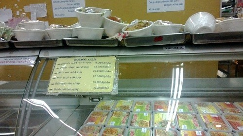  Gian h&agrave;ng b&aacute;n c&aacute;c loại b&uacute;n, b&aacute;nh ướt, đồ chế biến sẵn của si&ecirc;u thị Co.op mart vắng kh&aacute;ch mua trưa  23/7.