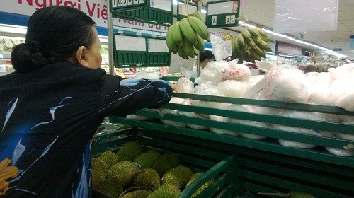  B&agrave; Nh&agrave;n, kh&aacute;ch mua h&agrave;ng ở quận 1, sau một hồi chọn lựa c&aacute;c loại b&uacute;n tươi đ&atilde; quyết định đổi sang m&oacute;n ăn kh&aacute;c.