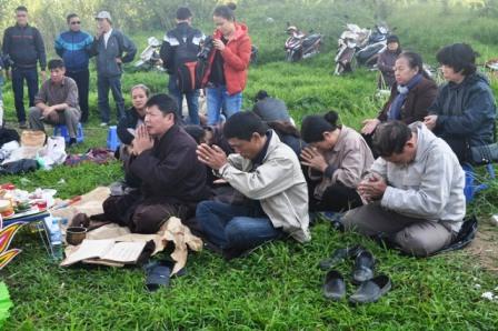 Chưa t&igrave;m thấy x&aacute;c chị Huyền nhưng gia đ&igrave;nh vẫn tổ chức tang lễ