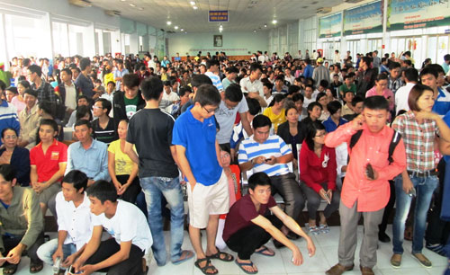 Mua v&eacute; t&agrave;u, v&eacute; xe tết lu&ocirc;n l&agrave; cực h&igrave;nh đối với người d&acirc;n