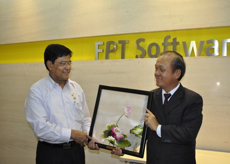 Ph&oacute; Tổng thống Myanmar Nyan Tun(&aacute;o trắng) trong chuyến thăm v&agrave; l&agrave;m việc tại FPT Software