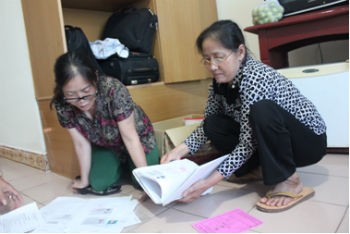 B&agrave; Xoan (mang k&iacute;nh b&ecirc;n phải) với những t&agrave;i liệu tố c&aacute;o &ocirc;ng Qu&yacute;.