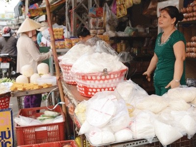 Sau vụ b&ecirc; bối b&uacute;n nhiễm tinopal, b&uacute;n sản xuất thủ c&ocirc;ng hoặc c&ocirc;ng nghiệp đều ế h&agrave;ng. ẢNH: L.N.