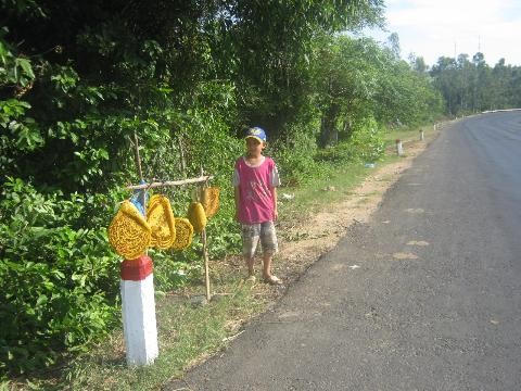 Ong ruồi b&agrave;y b&aacute;n dưới ch&acirc;n đ&egrave;o Qu&aacute;n Cau
