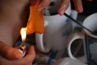 Miếng thịt dễ d&agrave;ng bắt lửa mặc d&ugrave; đang ướt sũng