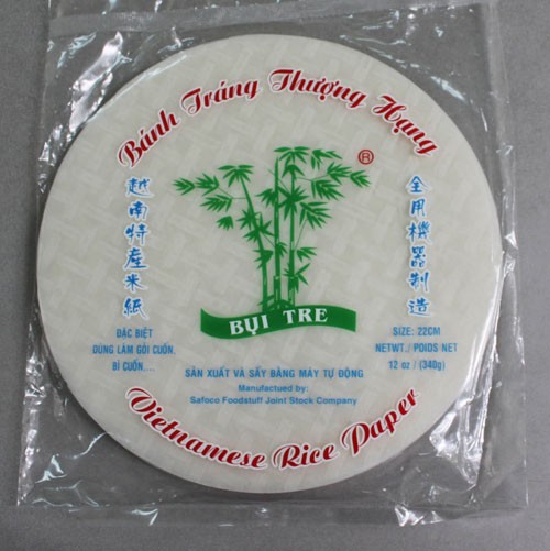 Mẫu bao b&igrave; b&aacute;nh tr&aacute;ng của C&ocirc;ng ty Tufoco (tr&aacute;i) v&agrave; mẫu bao b&igrave; b&aacute;nh tr&aacute;ng nh&aacute;i nh&atilde;n hiệu do  C&ocirc;ng ty Safoco sản xuất