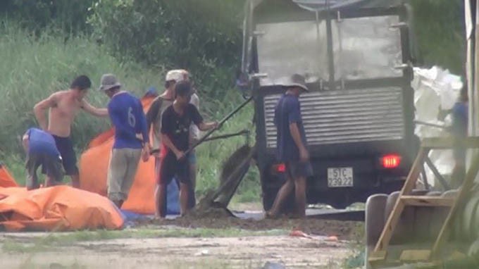 Ngay sau khi lấy b&atilde; tr&agrave; từ C&ocirc;ng ty TNHH T&acirc;n Hiệp Ph&aacute;t, b&atilde; tr&agrave; xanh ướt sũng nhanh ch&oacute;ng được c&ocirc;ng nh&acirc;n tại xưởng tr&agrave; của &ocirc;ng Trung ở khu phố B&igrave;nh Đức c&agrave;o xuống s&acirc;n phơi 